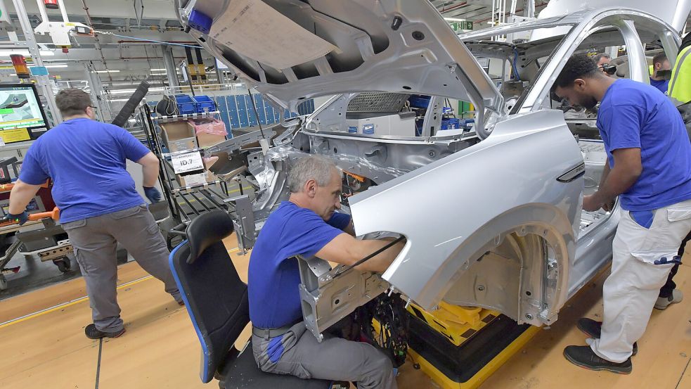 Montage des ID.7 bei VW Emden: Das mit dem „Goldenen Lenkrad“ ausgezeichnete E-Auto läuft aktuell besser als gedacht. Foto: Klaus Ortgies/Archiv