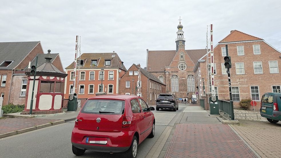 Die Bürgerinitiative „Verkehr(t) in Faldern“ wünscht sich eine Fußgängerzone, die vor der Brücke übers Rote Siel starten und den Bereich vor der Neuen Kirche einschließen würde. Foto: Mona Hanssen