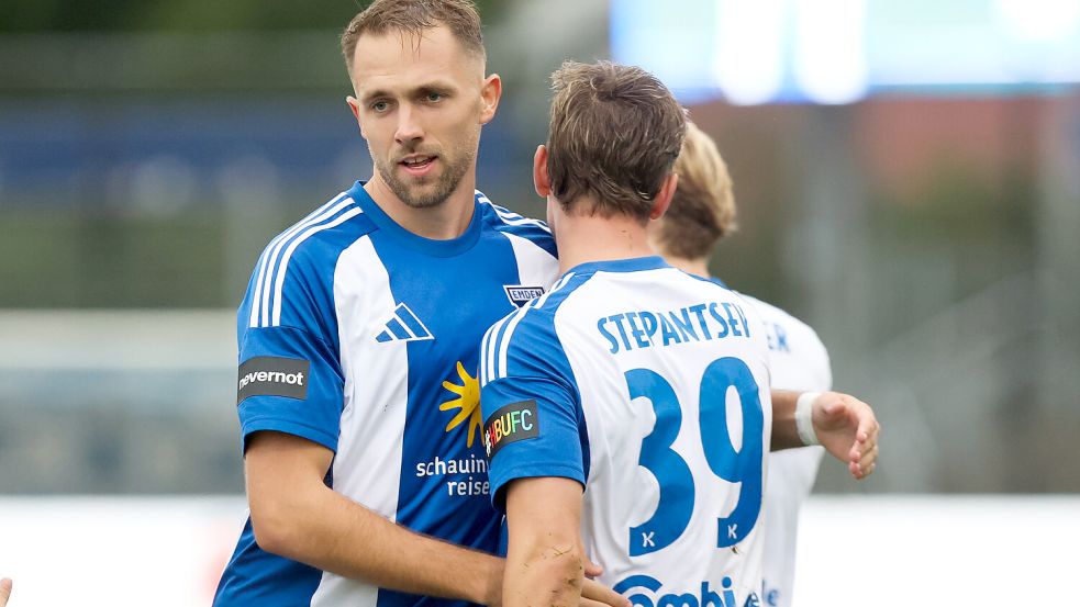 Fabian Herbst (links) ist als Verteidiger und Kapitän ein ganz wichtiger Spieler bei Kickers Emden. Foto: Jens Doden, Emden