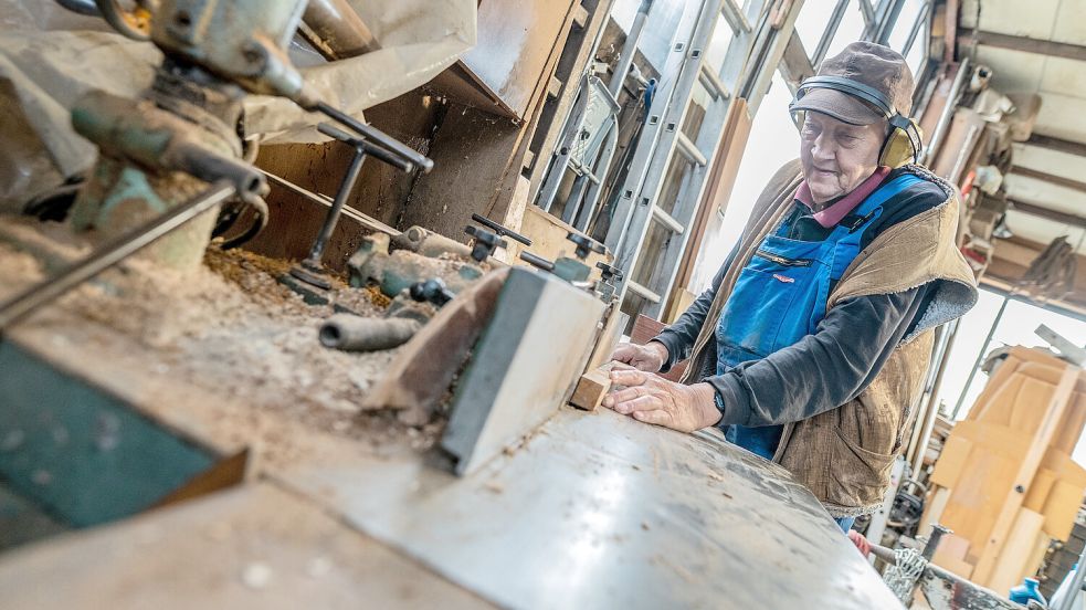Folkert Mennebäck ist seit 73 Jahren als Tischler tätig. Vor 50 Jahren machte er sich im Wittmunder Ortsteil Updorf mit seiner eigenen Werkstatt selbstständig. Foto: Klaus Ortgies