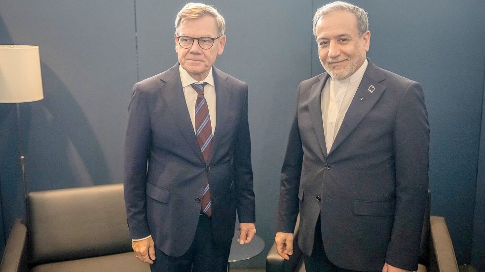 Außenminister Johann Wadephul (l) traf auch mit seinem iranischen Amtskollegen Abbas Araghtschi zusammen. Foto: Michael Kappeler/dpa