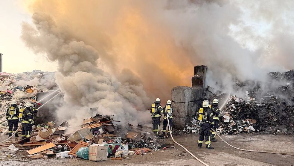 Teils dunkle Rauchschwaden bildeten sich bei dem Brand dieses Müllhaufens. Foto: Feuerwehr Uthwerdum