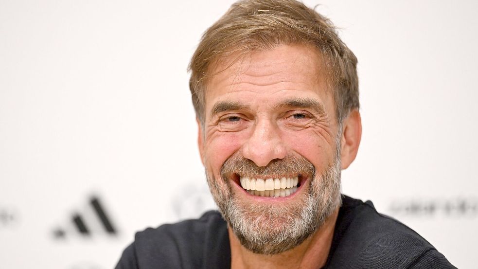 Los geht’s: Bei der Pressekonferenz in der Amsterdam-Arena war Jürgen Klopp noch total locker. Foto: Federico Gambarini/dpa