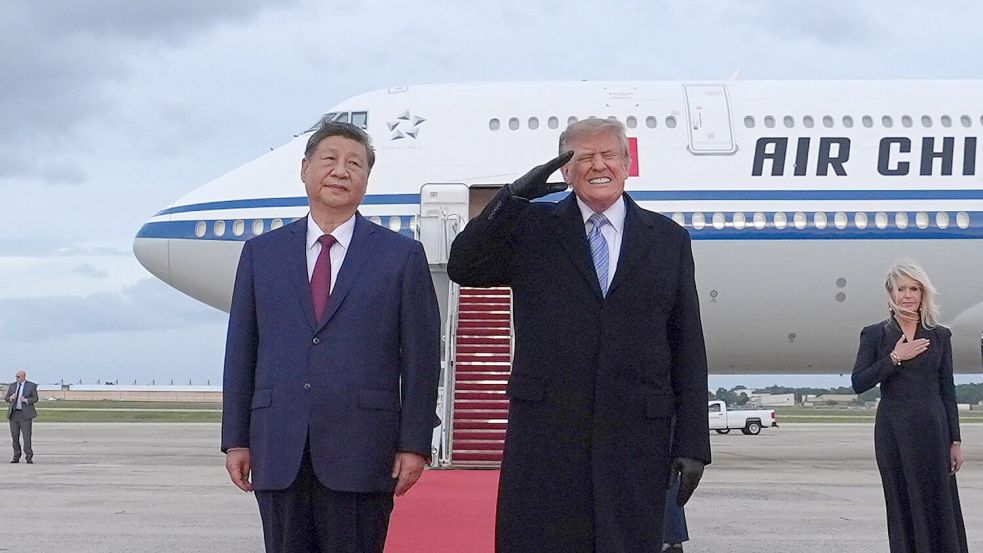 US-Präsident Donald Trump verzog es das Gesicht, als Bomber des US-Militärs über der Empfangszeremonie hinwegflogen.  Foto: Alex Brandon/AP/dpa