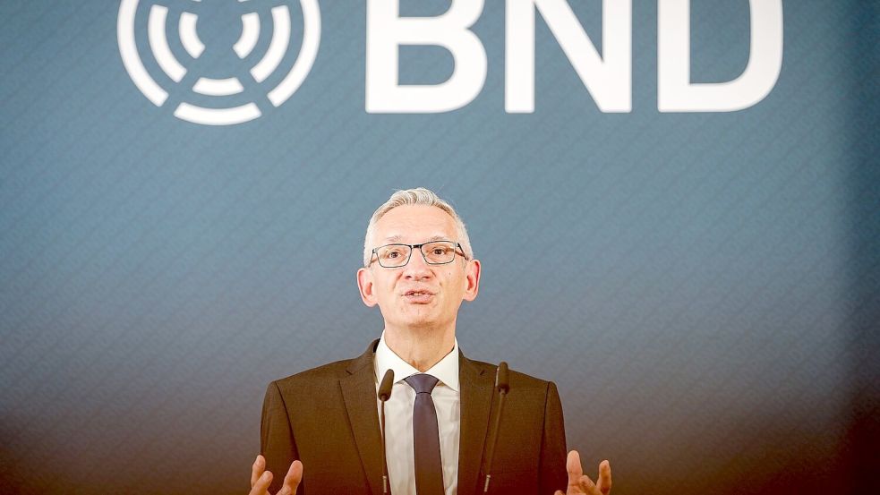 BND-Präsident Jäger sagt, die deutsche Öffentlichkeit müsse verstehen, „dass scheinbar zusammenhanglose hybride Aktivitäten strategisch miteinander verbundene feindselige Handlungen sind“. (Archivfoto) Foto: Kay Nietfeld/dpa