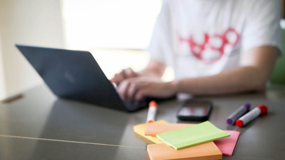 Wird KI zunehmend Aufgaben von Berufsanfängern übernehmen? (Symbolbild) Foto: Christian Charisius/dpa