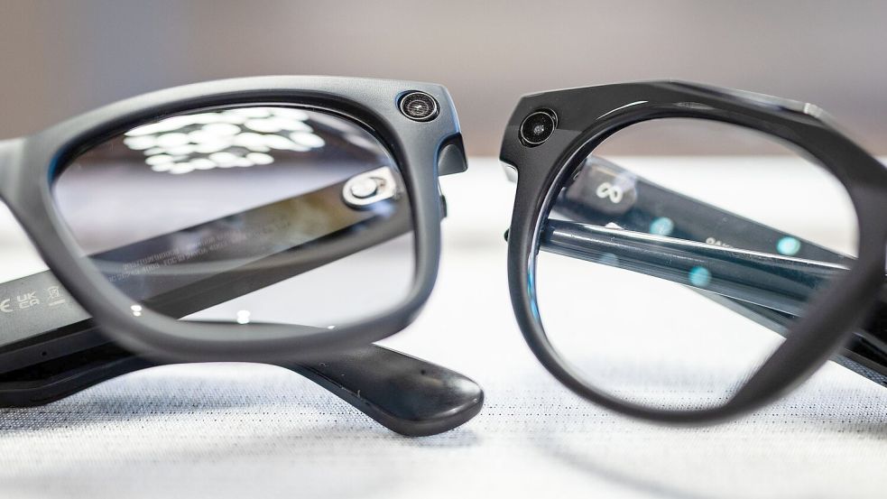 Smart Glasses sind umstritten, da sie andere Menschen oft weitestgehend unbemerkt filmen können. (Archivbild) Foto: Christoph Schmidt/dpa