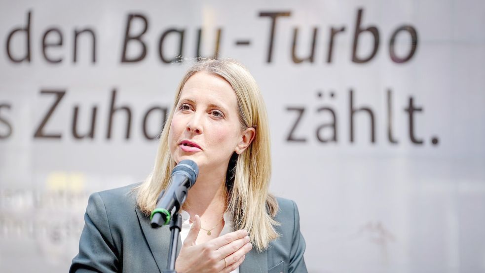 Bundesbauministerin Verena Hubertz will über schnellere Genehmigungen den Wohnungsbau in Schwung bringen. (Archivbild) Foto: Kay Nietfeld/dpa