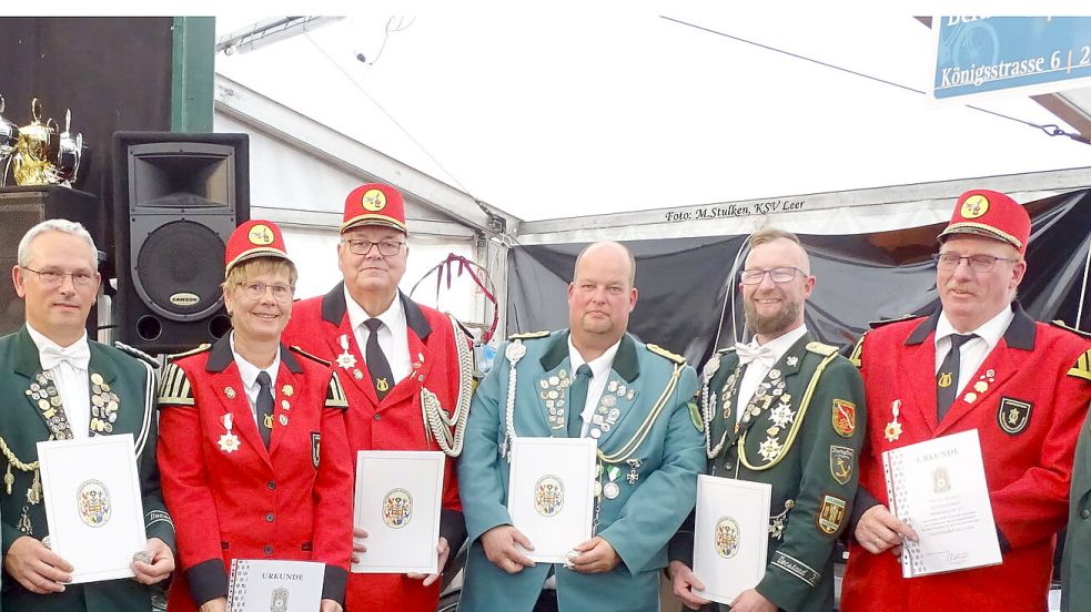 Michael Broers (von links), Anne Hirthe, Hermann Fohrden, Jan-Dirk Oldermann, Aiko Stulken und Dieter Mouson wurden geehrt. Foto: privat