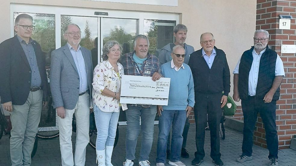 Das Foto zeigt Uwe Sap (von links), Armin Siegmund, Folda Behrends und DJ Otto Sap, Simon Sweers, Günther Reck, Alderk Huisinga und Rita Hellmers sowie Karl Volkhusen. Foto: Tagesförderstätte