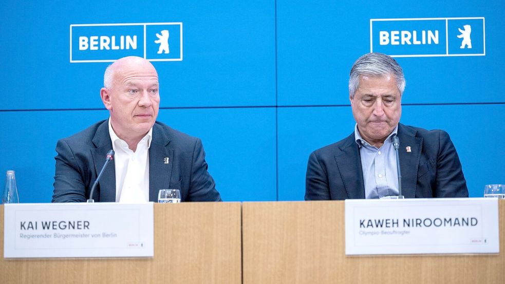 Kai Wegner (links), Regierender Bürgermeister Berlins, und der Olympiabeauftragte Kaweh Niroomand erklärten das Aus der Berliner Bewerbung. Foto: Christophe Gateau/dpa
