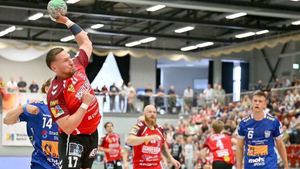 Die Aufholjagd in Vinnhorst macht Mut: Die Moral gilt als einer der großen Pluspunkte der jungen OHV-Mannschaft. Unser Foto zeigt Eygeny Vorontsov beim Torwurf im ersten Heimspiel gegen den VfL Fredenbeck. Foto: Jens Dooden (Blomberg)