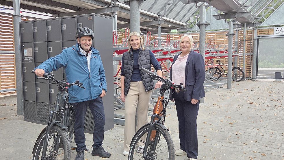 Über die neue Radstation am Papenburger Bahnhof freuen sich (von links) Erster Stadtrat Hermann Wessels, Bürgermeisterin Vanessa Gattung und die Vorsitzende des Ausschusses für Infrastruktur und Kostencontrolling, Maria Schmock genannt von Ohr. Foto: Stadt Papenburg