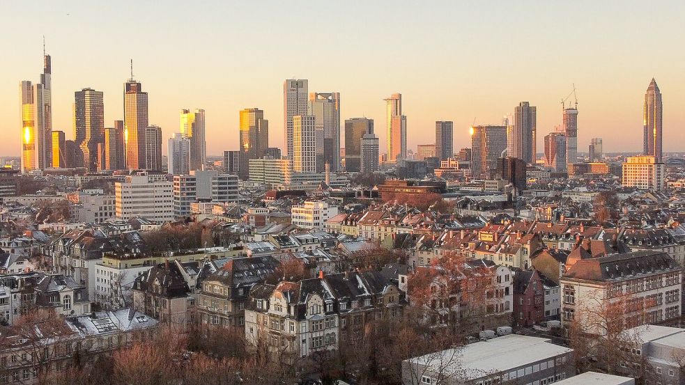 In Metropolen wie Frankfurt sind die Immobilienpreise gesunken. (Archivbild) Foto: Boris Roessler/dpa