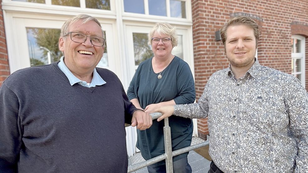 Pastor Tom Betten (von rechts), Regionalsekretärin Thea Saathoff und Gerhard Oldemeinen vom Vorstand des Kirchengemeindeverbands Großefehn-Wiesmoor sprechen über neue Wege für die Kirche in der Region. Foto: Nicole Böning