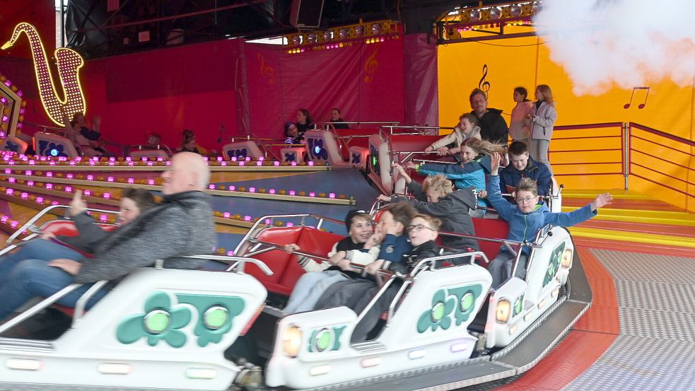 Bunte Lichter und Fahrgeschäfte prägen den Fehntjer Markt in Rhauderfehn. Foto: Holger Weers/Archiv