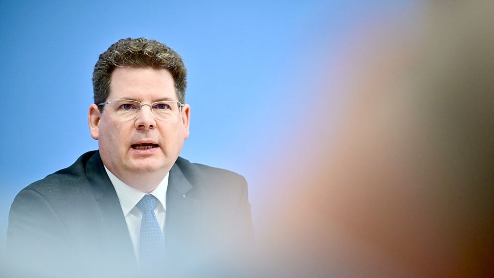Noch mehr schuldenfinanziertes Geld sollte der Staat nach Einschätzung der Experten nicht in die Hand nehmen. Foto: Sebastian Gollnow/dpa