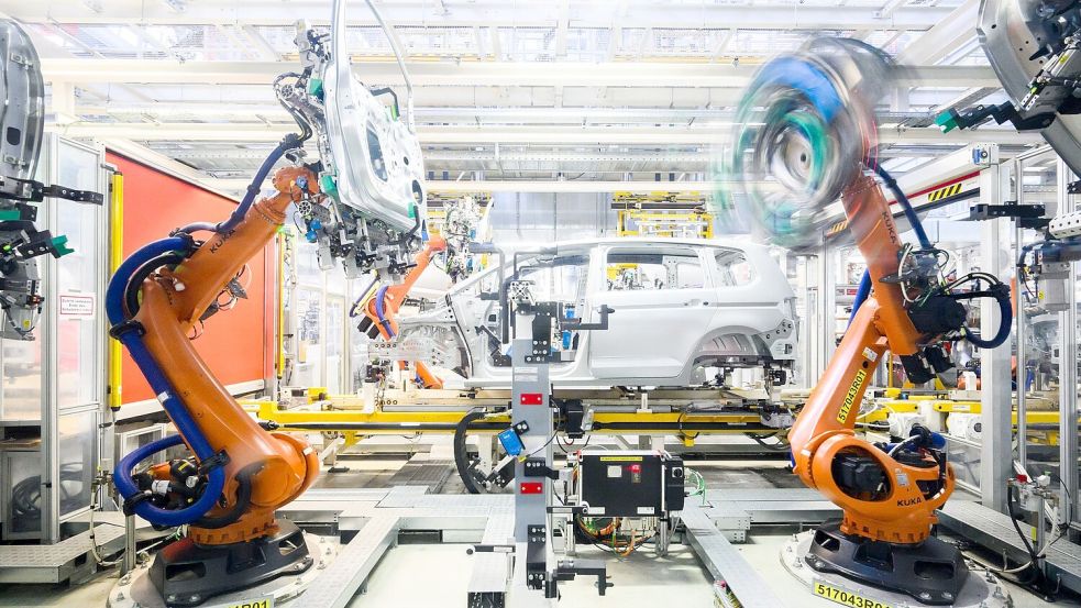 Die Autoindustrie ist hierzulande ein wichtiger Abnehmer von Industrierobotern. (Archivbild) Foto: Julian Stratenschulte/dpa
