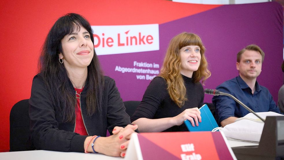 In der neuen, deutlich größeren Linke-Fraktion im Berliner Abgeordnetenhaus tragen die Co-Fraktionsvorsitzenden Elif Eralp (li.) und den beiden Parteivorsitzenden Kerstin Wolter (M) und Maximilian Schirmer (r) viel Verantwortung. (Archiv)  Foto: Bernd von Jutrczenka/dpa