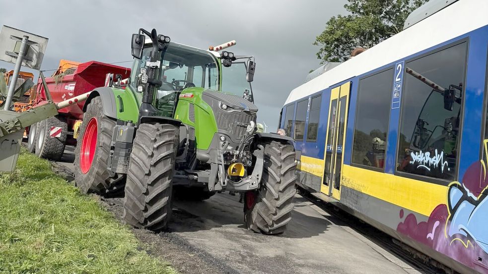 Am Bahnübergang zwischen Wittmund und Jever sind ein Zug der Nordwestbahn und ein Traktor zusammengestoßen. Foto: Feuerwehr Wittmund