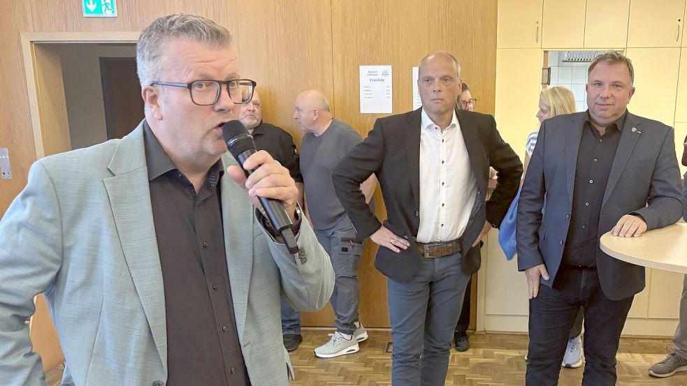 Wer wird Nachfolger von Westoverledingens Bürgermeister Theo Douwes (links)? Am Wahlabend, 13. September 2026, verkündete Douwes das Ergebnis der Bürgermeisterwahl. Die beiden parteilosen Kandidaten Gerwin Kuhlmann (rechts) und Michael Ulrichs (Vordergrund, Mitte) schafften es in die Stichwahl, die am 27. September stattfindet. Foto: Carsten Ammermann