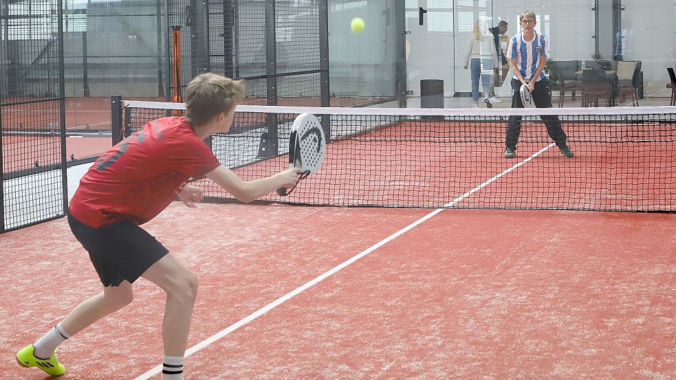 Padel spielen macht Spaß. Redakteur Marco Lindenbeck (hinten) und Praktiant Timm Fleßner haben den Trendsport in der neuen Halle im Schirumer Gewerbegebiet ausprobiert. Foto: Wilfried Gronewold