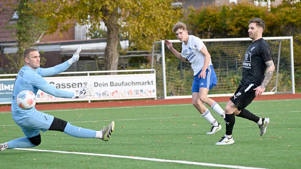 GW Firrel (links Felix Bohe, rechts Reinhard Grotlüschen) gewannen in der vergangenen Saison beide Spiele gegen den TuS Esens (Mitte Jan Sabath). Foto: Jens Doden/Blomberg