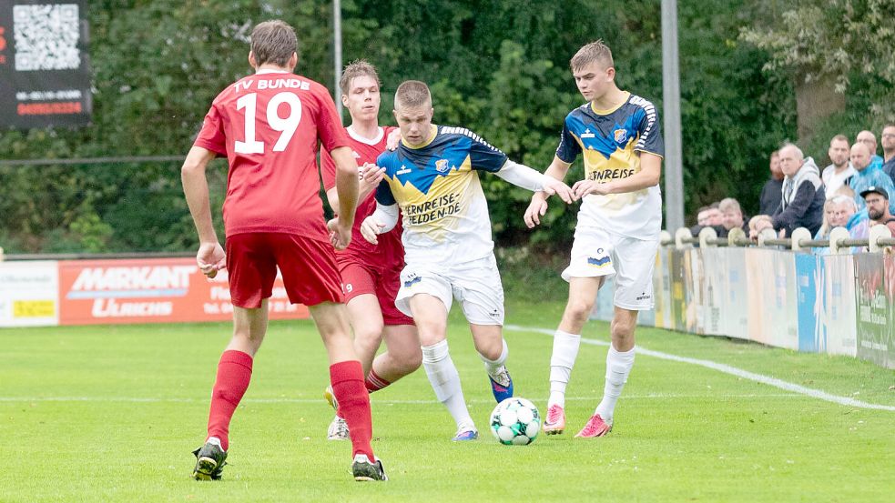 SuS Steenfelde (am Ball) stieg im Sommer völlig souverän in die Ostfrieslandklasse A (Staffel II) auf und ist nun auch in der höheren Spielklasse Tabellenführer. Foto: Heiner Lohmann