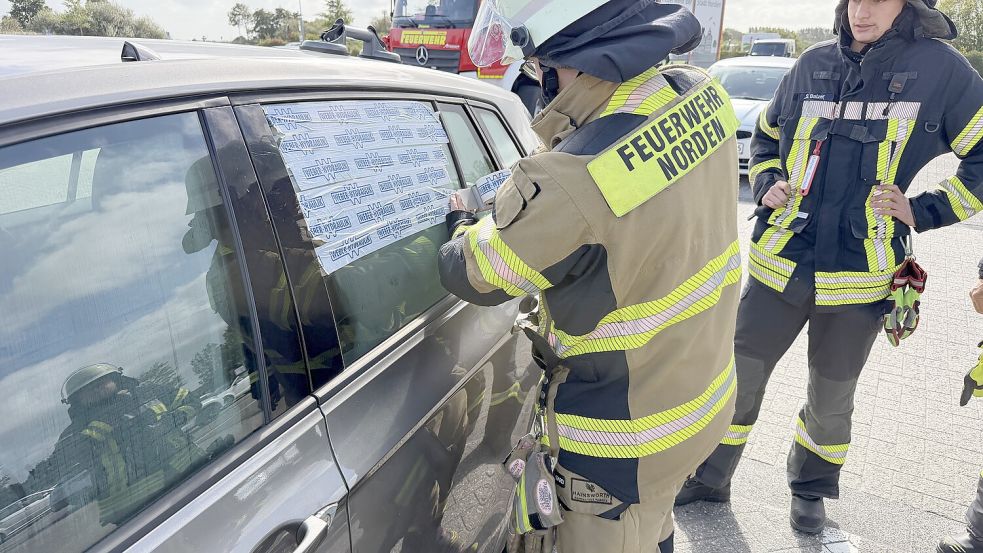 Die Freiwillige Feuerwehr Norden musste einen Mann aus einem Auto befreien. Foto: Feuerwehr Norden/Thomas Weege