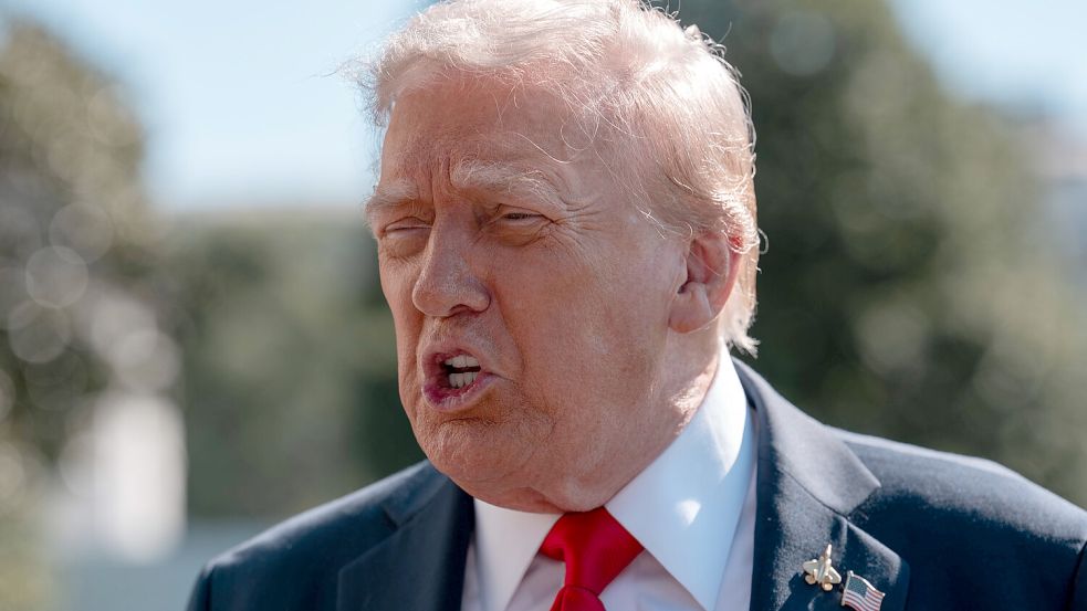„Sind Sie dumm?“ Wenn Donald Trump unzufrieden mit Journalisten ist, wird er auch schon mal beleidigend. Immer wieder versucht er kritische Medien auszubremsen. Foto: IMAGO/Andrew Leyden