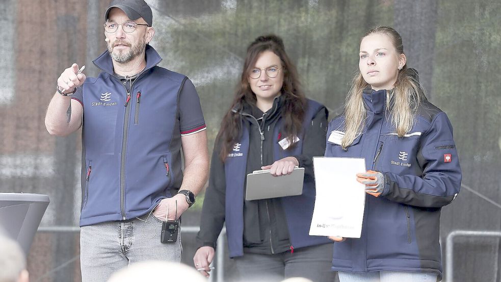 Martin Mennenga (links) vom Bürgerbüro der Stadt Emden wird am Samstag wieder zum unterhaltsamen Auktionator. Foto: Jens Doden/Archiv
