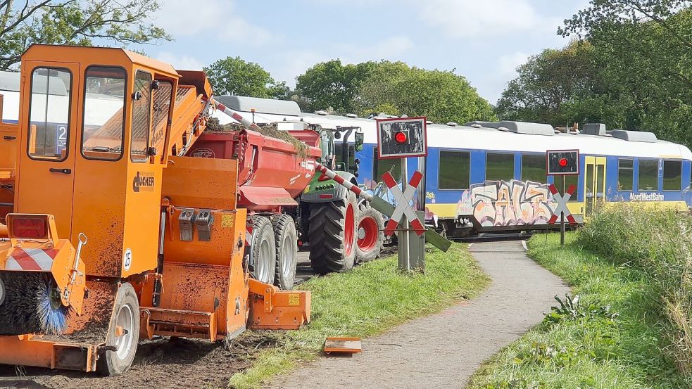 Am Bahnübergang zwischen Wittmund und Jever sind ein Zug der Nordwestbahn und ein Traktor zusammengestoßen. Foto: Feuerwehr Wittmund