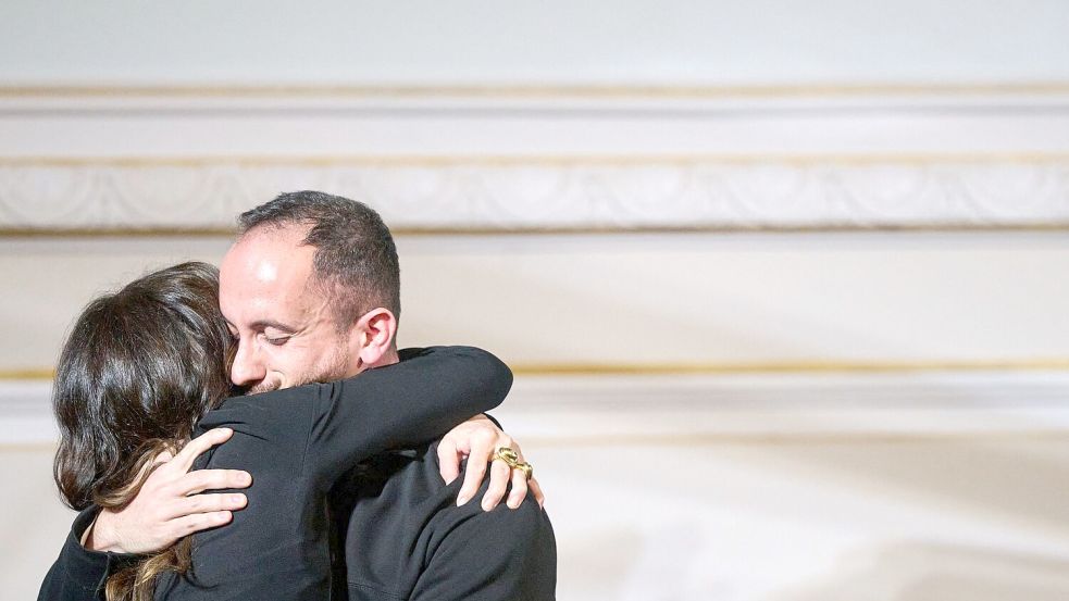 „Was ich brauche, sind Menschen wie du“, sagte Levit zu Berben. Foto: Sebastian Christoph Gollnow/dpa