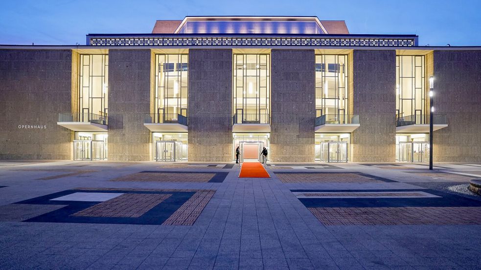 Die Kölner Oper und das Schauspielhaus sind am Donnerstagabend nach 14 Jahren Sanierung wiedereröffnet worden.  Foto: Thomas Banneyer/dpa