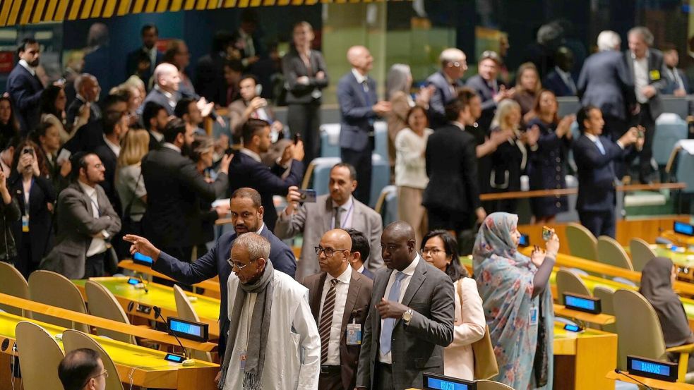 Delegierte verlassen den Raum, als Netanjahu an das Rednerpult tritt. Foto: Seth Wenig/AP/dpa