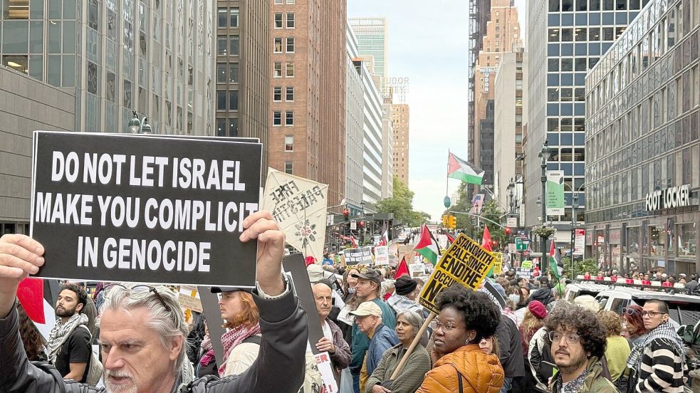 Hunderte Protestieren in New York. Foto: Franziska Spiecker/dpa
