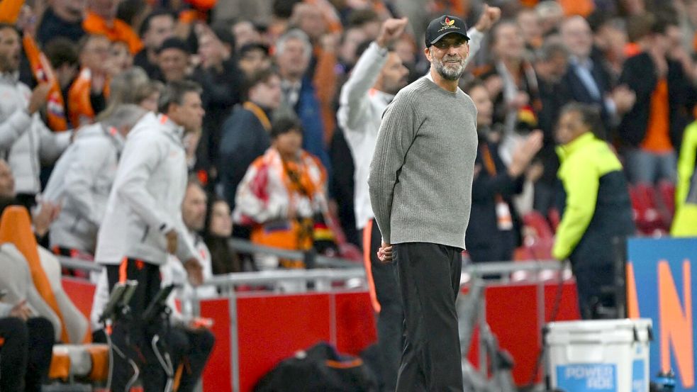 Auch die internationale Presse schrieb über das Debüt von Jürgen Klopp. Foto: Federico Gambarini/dpa