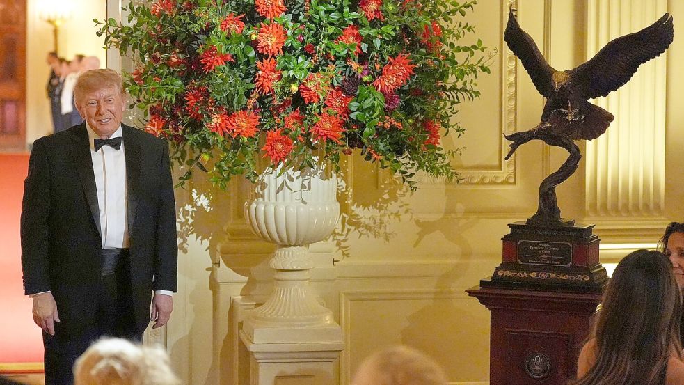 Trump enthüllt eine Adlerskulptur als Geschenk für Xi. Foto: Alex Brandon/AP/dpa