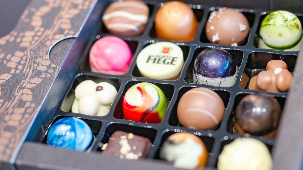 Pralinen gibt es in allen Formen und Farben.  Foto: Christoph Reichwein/dpa