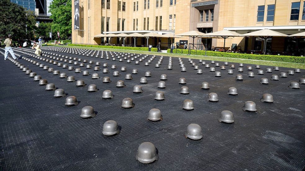 Besucher können durch die Reihen von 500 Helme gehen. Foto: Bianca De Marchi/AAP/dpa