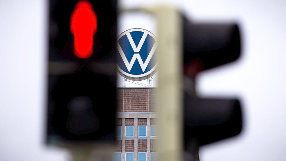 Autobauer VW: Knapp einer Million Fahrzeuge droht ein Lenkungsausfall. (Archivbild) Foto: Moritz Frankenberg/dpa