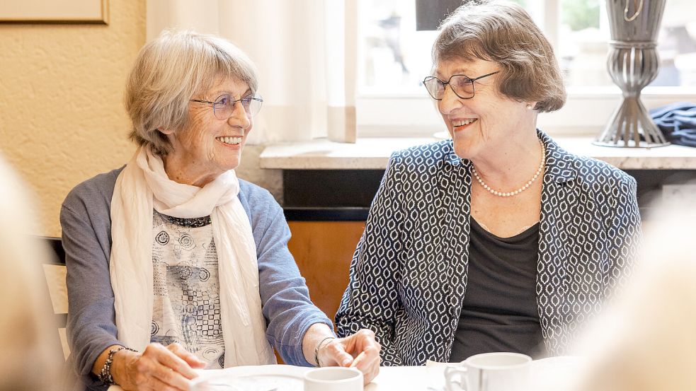 Gisela Sohre (links) und Gudrun Bammert sind zwei der ehemaligen Schülerinnen des Osnabrücker Mädchengymnasiums. Foto: Denise Matthey
