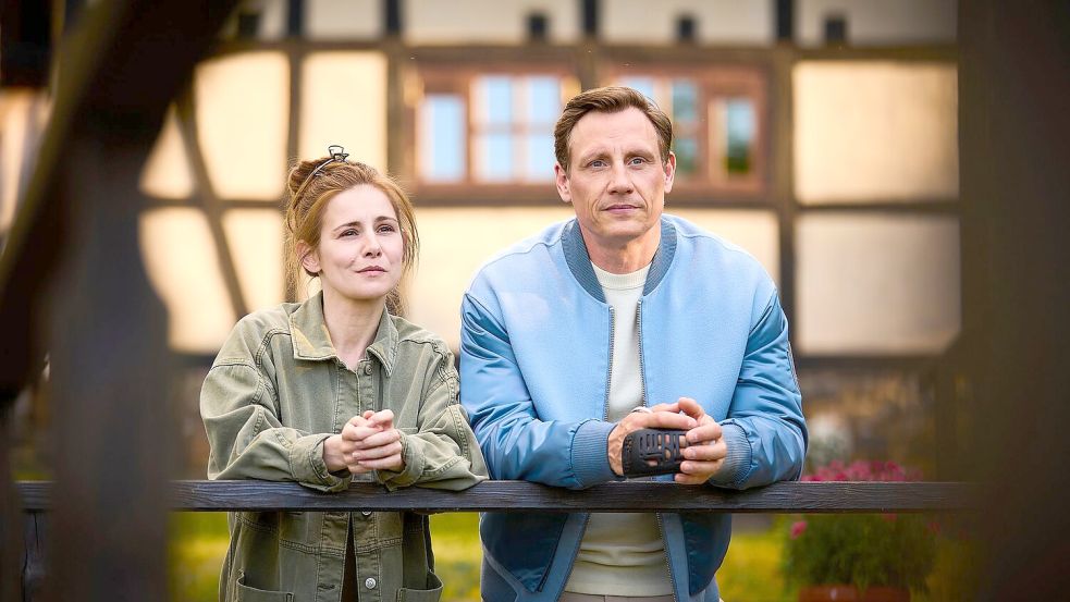 Charlie (Josefine Preuß) und Moritz (Patrick Kalupa) stehen nebeneinander. Wie geht es mit den beiden weiter? Foto: Gordon Muehle/ZDF/dpa