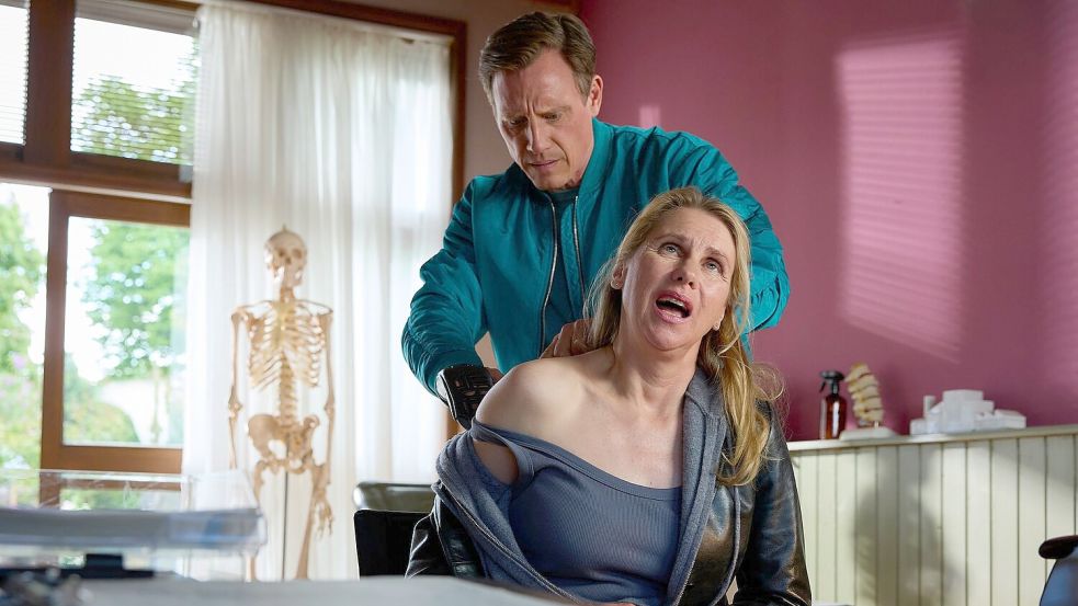 Die neue Pastorin Maike Claussen (vorne, Tanja Schleiff) sucht Hilfe bei Dr. Nice (Patrick Kalupa), hier in einer undatierten Szene eines „Dr. Nice“-Films.  Foto: Rudolf Wernicke/ZDF/dpa