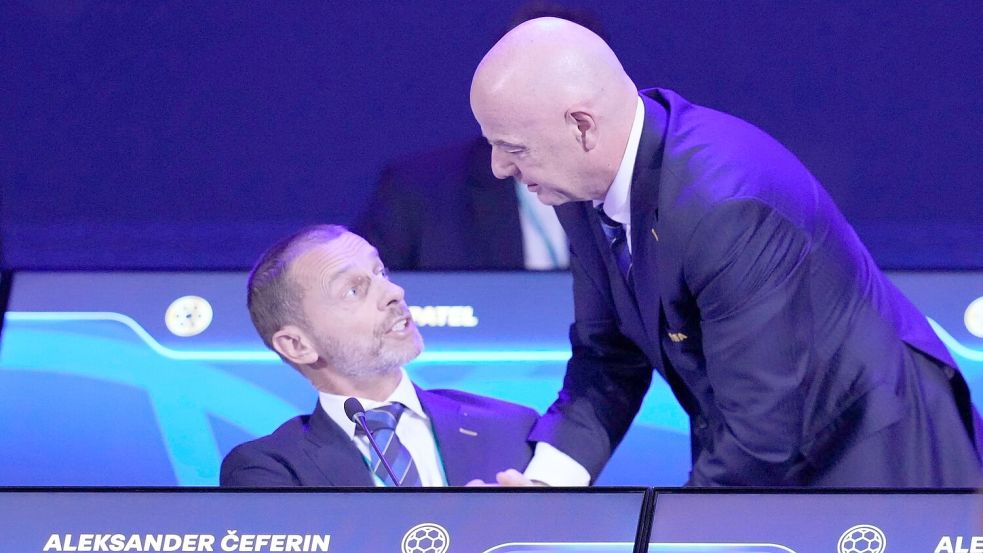 Ceferin (l) und Infantino sind Gegner im Fußball-Machtkampf. (Archivbild) Foto: Fernando Calistro/AP/dpa