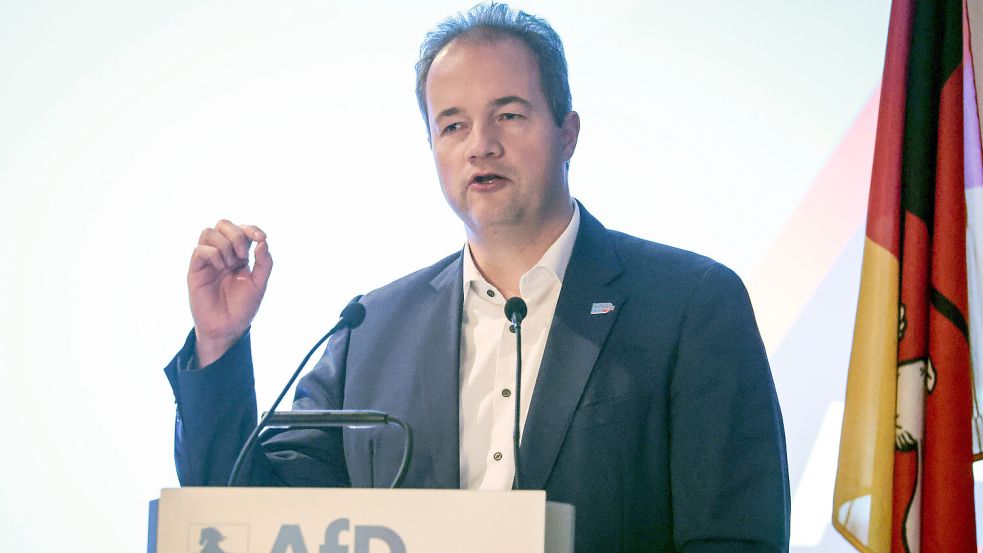 Martin Sichert hält bei einer Versammlung der AfD Niedersachsen eine Rede. Das Foto entstand im Dezember 2024. Foto: Focke Strangmann/dpa