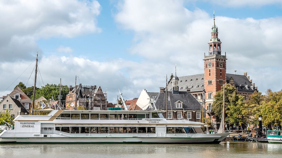 Die Warsteiner Admiral prägte lange das Leeraner Stadtbild. Jetzt wird sie bald aus dem Hafen verschwinden. Foto: Klaus Ortgies
