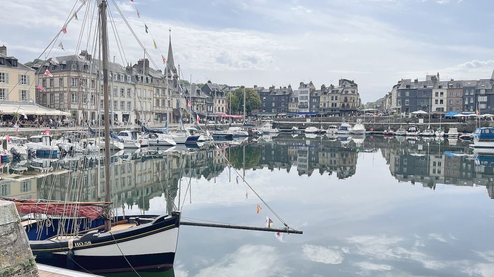 Malerische Perspektive: Der alte Hafen im normannischen Küstenstädtchen Honfleur. Foto: Stefan Lüddemann