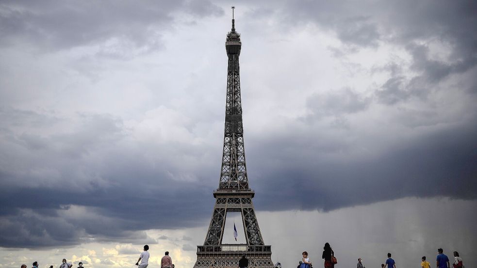 Mehr Wahrzeichen geht nicht: Paris ist ohne Eiffelturm nicht vorstellbar. Aber rund um den Touristenmagneten häufen sich die Probleme. Foto: dpa/Christophe Archambault