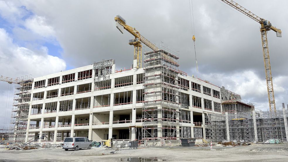Die Bettenhäuser und weiteren Gebäude der Zentralklinik in Uthwerdum wachsen in die Höhe. Foto: Aiko Recke